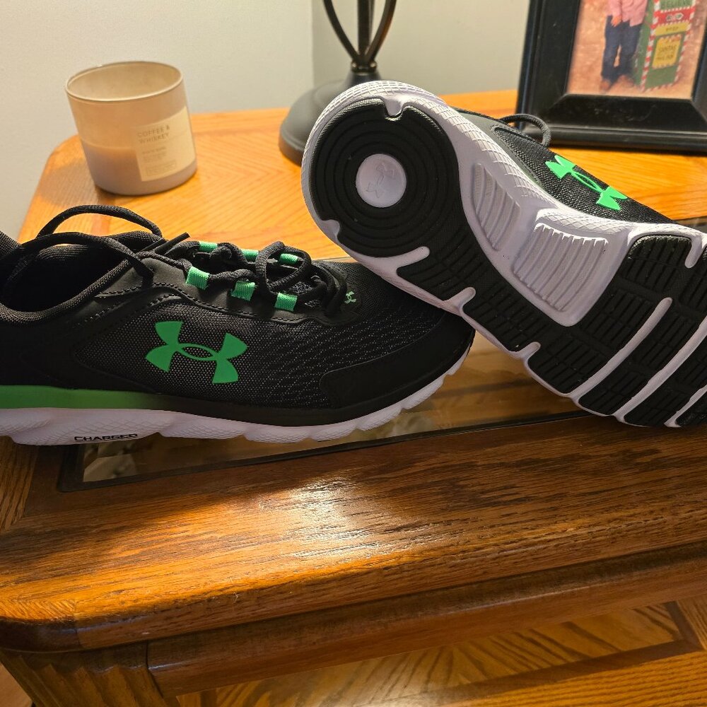 Size 10 Mens Under Armour shoes